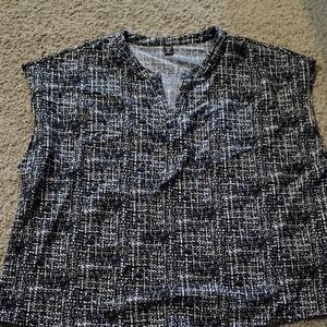 SHEIN Black and White Sleeveless V-Notch Tank Top